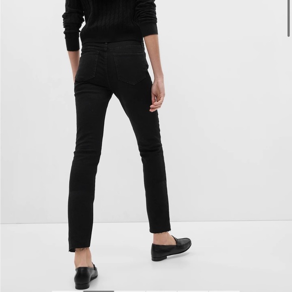 Gap Mid-rise slim straight jeans with wash well. - Picture 3 of 9